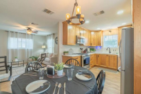 5 miles to Lackland AFB Cozy Casa with King Bed